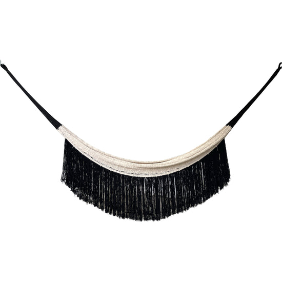Hamaca yucateca artesanal de algodón beige y negro vista de lado con flecos decorativos