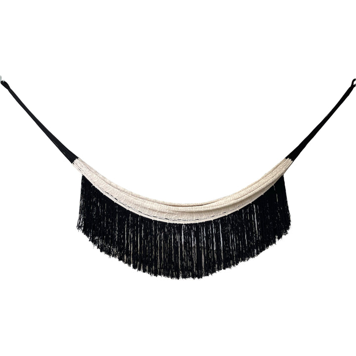 Hamaca yucateca artesanal de algodón beige y negro vista de lado con flecos decorativos