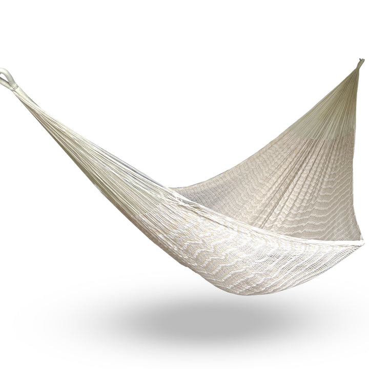 Hamaca yucateca artesanal de algodón tamaño king size color blanco colgada y abierta