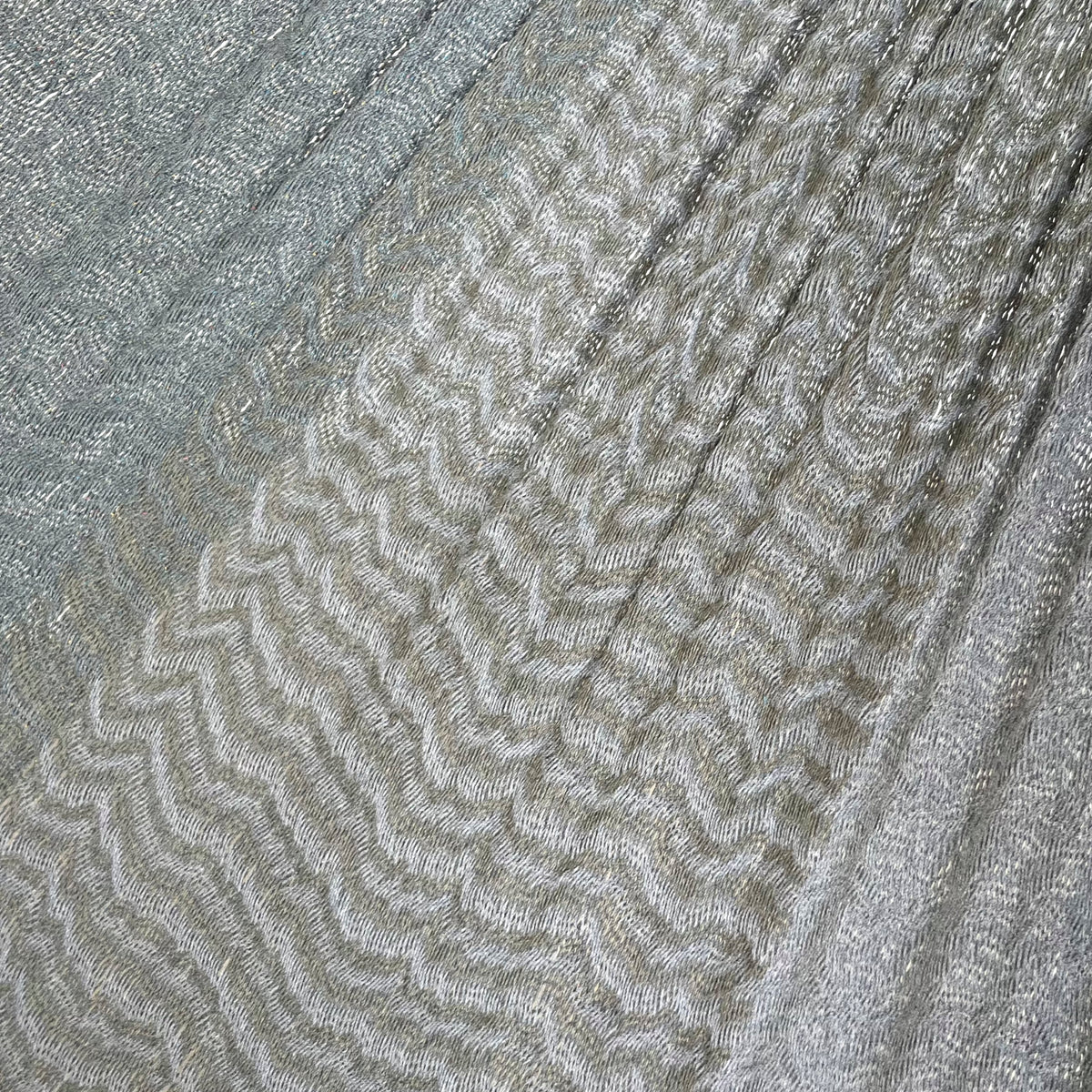 Primer plano del tejido de algodón de una hamaca yucateca artesanal king size color gris y verde