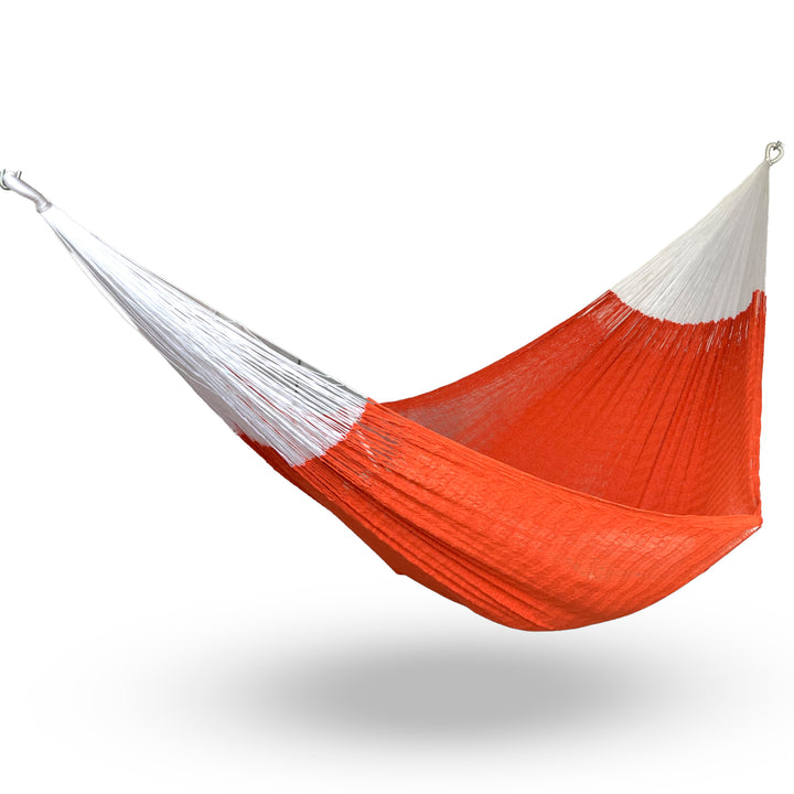 Hamaca yucateca artesanal de algodón tamaño king size color naranja colgada y abierta