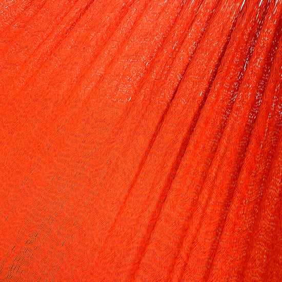 Primer plano del tejido de algodón de una hamaca yucateca artesanal king size color naranja