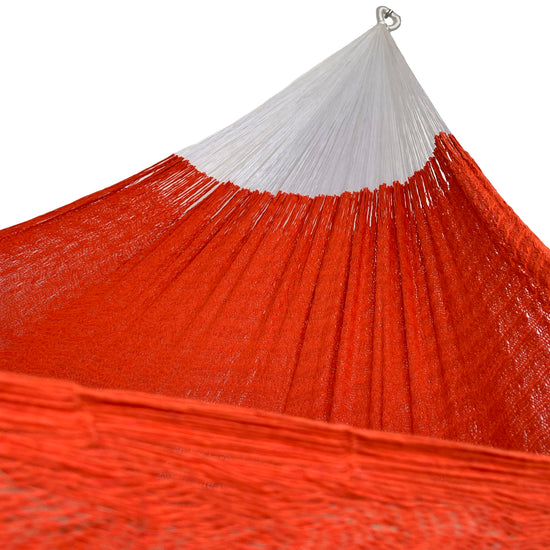 Interior de hamaca yucateca artesanal de algodón king size naranja mostrando el tejido y el brazo