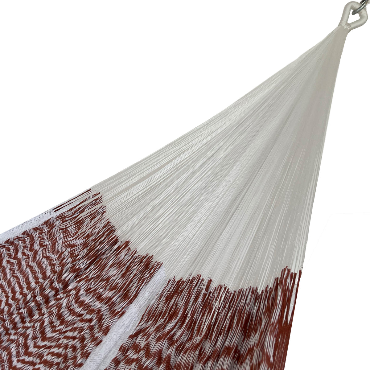 Detalle del brazo tejido de una hamaca yucateca artesanal de algodón king size color rojo