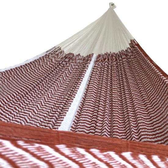 Interior de hamaca yucateca artesanal de algodón king size rojo mostrando el tejido y el brazo