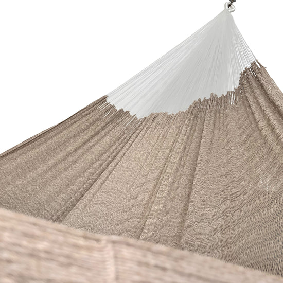 Interior de hamaca yucateca artesanal de algodón matrimonial beige oscuro mostrando el tejido y el brazo
