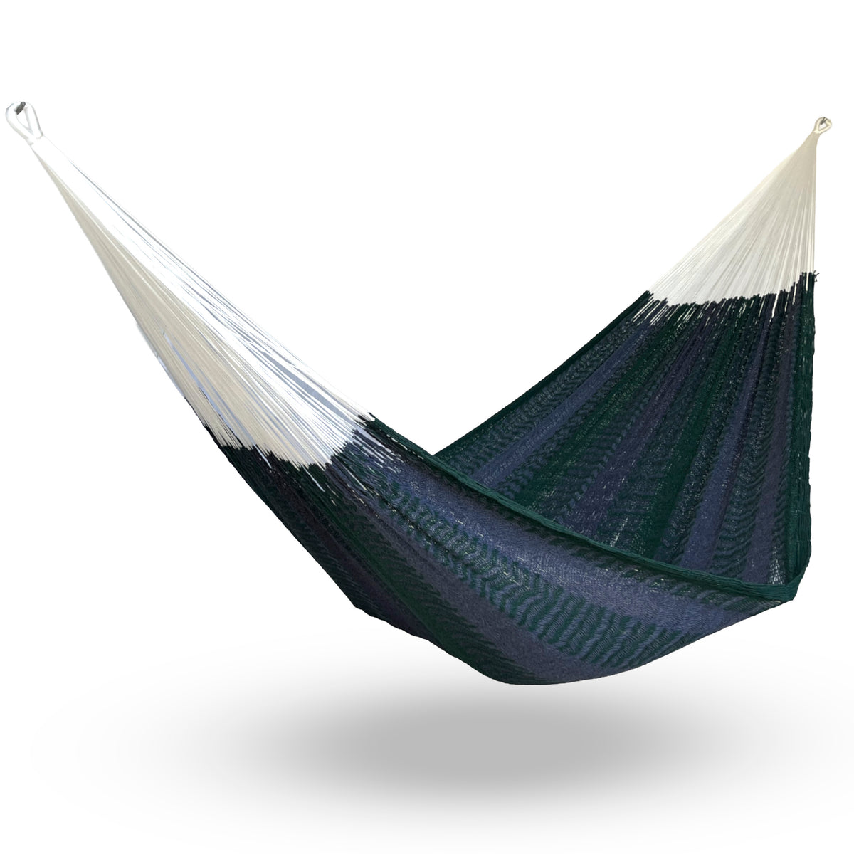 Hamaca yucateca artesanal de algodón tamaño matrimonial color verde y azul colgada y abierta