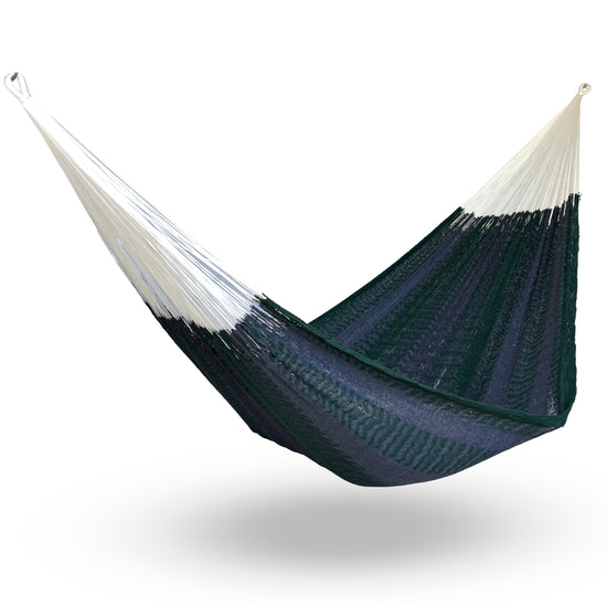 Hamaca yucateca artesanal de algodón tamaño matrimonial color verde y azul colgada y abierta