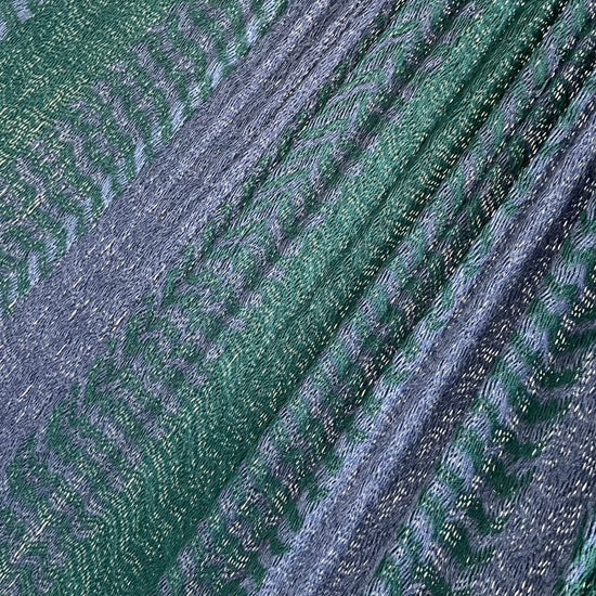 Primer plano del tejido de algodón de una hamaca yucateca artesanal matrimonial color verde y azul