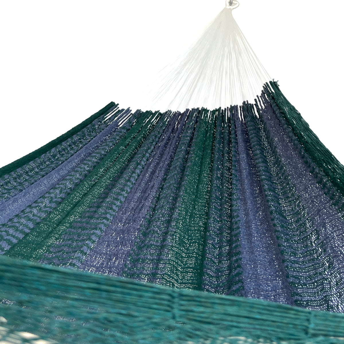 Interior de hamaca yucateca artesanal de algodón matrimonial verde y azul mostrando el tejido y el brazo