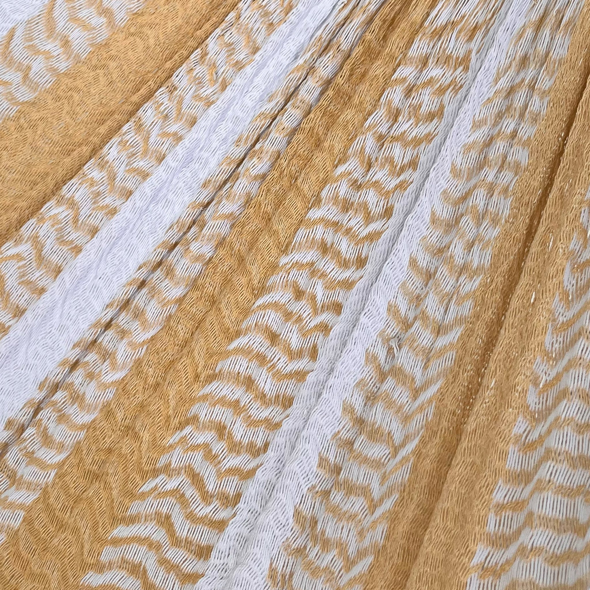 Detalle del tejido de algodón suave de la hamaca Yucateca artesanal amarillo y blanco