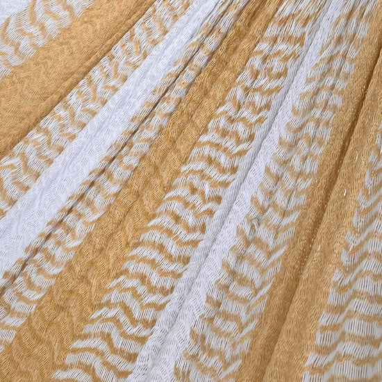 Detalle del tejido de algodón suave de la hamaca Yucateca artesanal amarillo y blanco