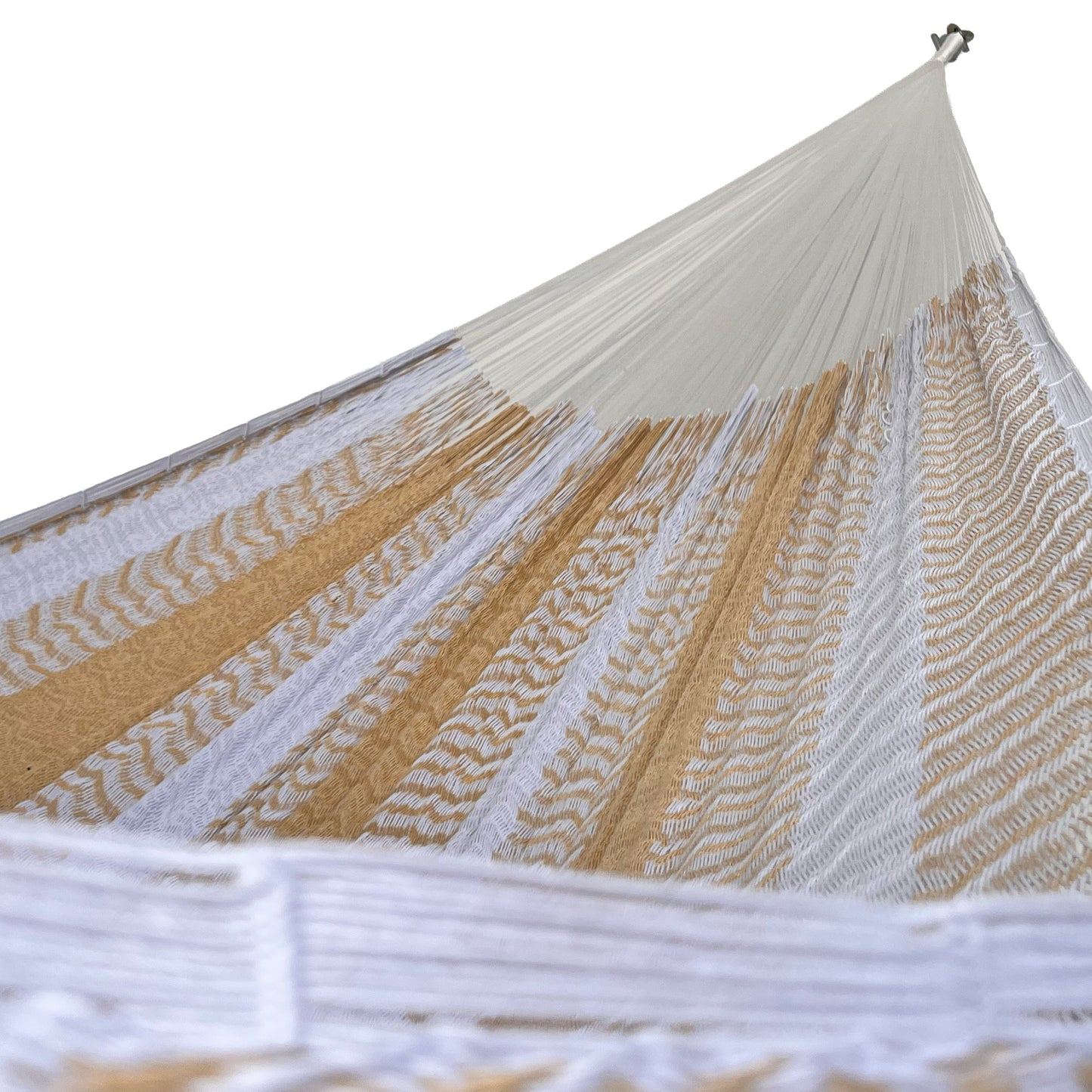 Interior mostrando brazo y tejido de hamaca Yucateca artesanal de algodón suave color amarillo y blanco