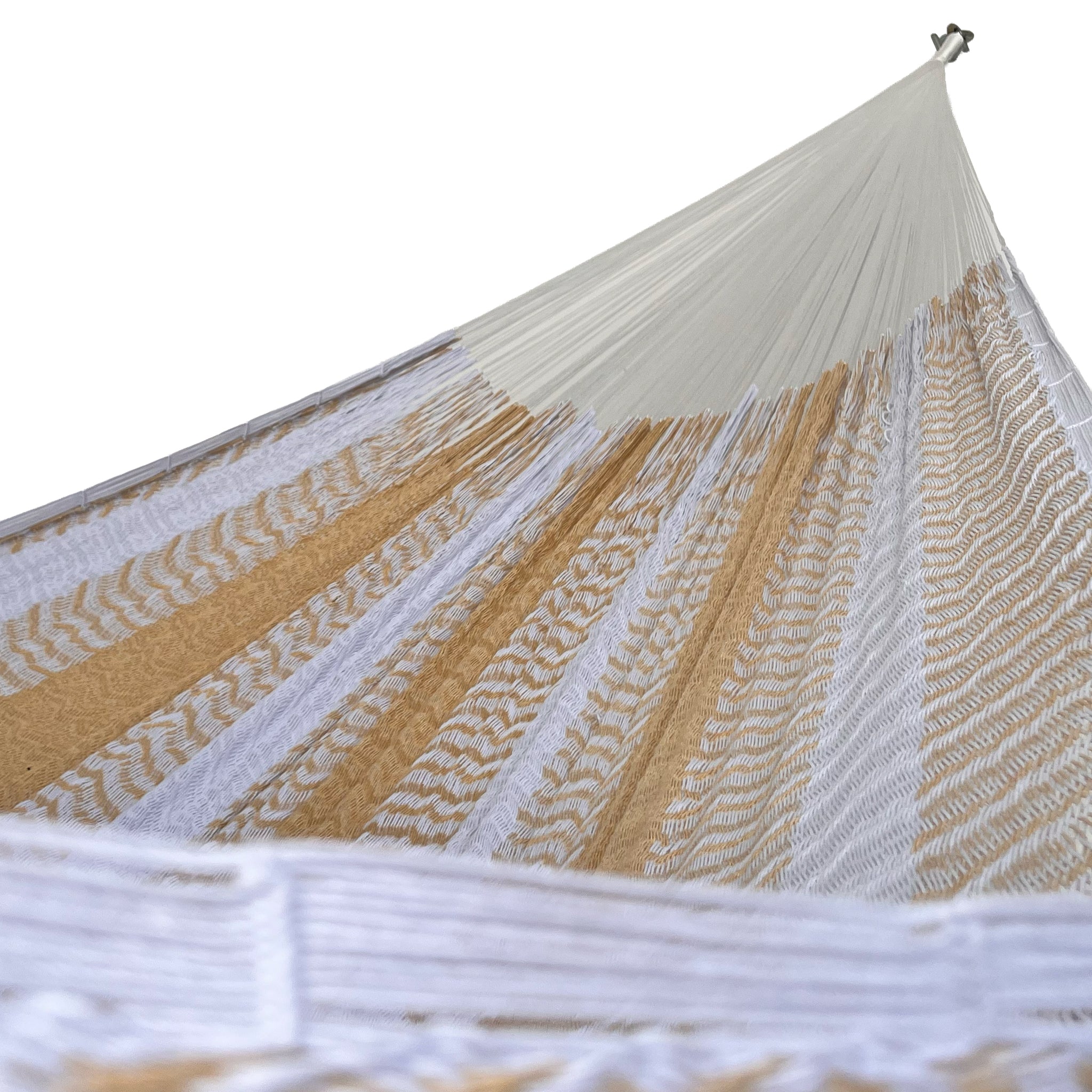 Interior mostrando brazo y tejido de hamaca Yucateca artesanal de algodón suave color amarillo y blanco