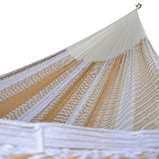 Interior mostrando brazo y tejido de hamaca Yucateca artesanal de algodón suave color amarillo y blanco