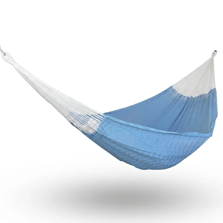 Hamaca Yucateca artesanal de algodón suave color azul cielo colgada y abierta