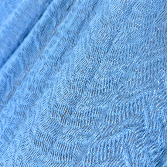 Detalle del tejido de algodón suave de la hamaca Yucateca artesanal azul cielo