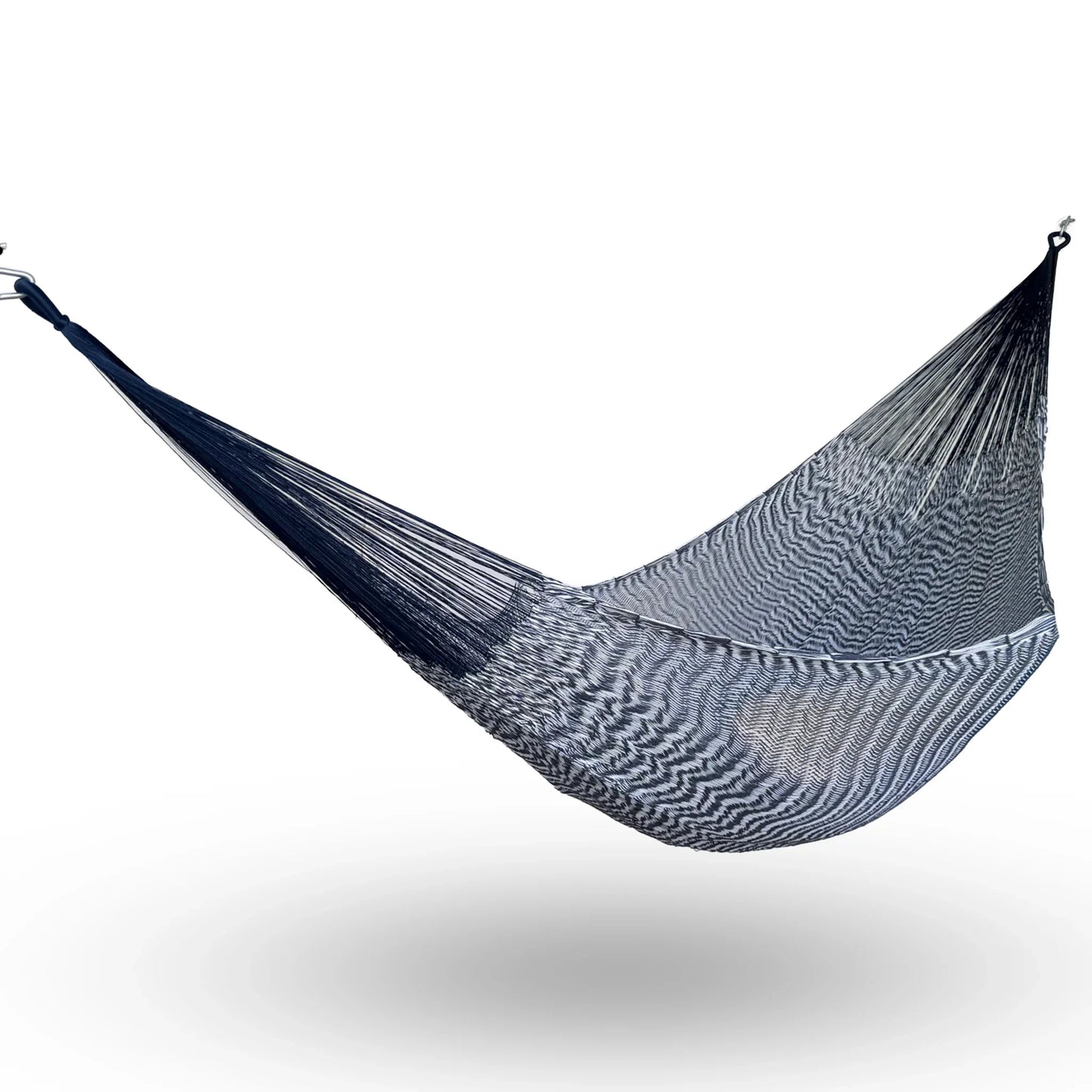 Hamaca Yucateca artesanal de algodón suave modelo Azul Gris y Blanco colgada y abierta