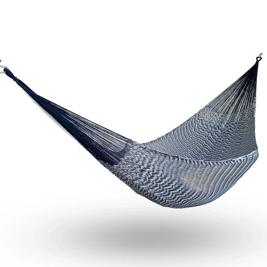 Hamaca Yucateca artesanal de algodón suave modelo Azul Gris y Blanco colgada y abierta