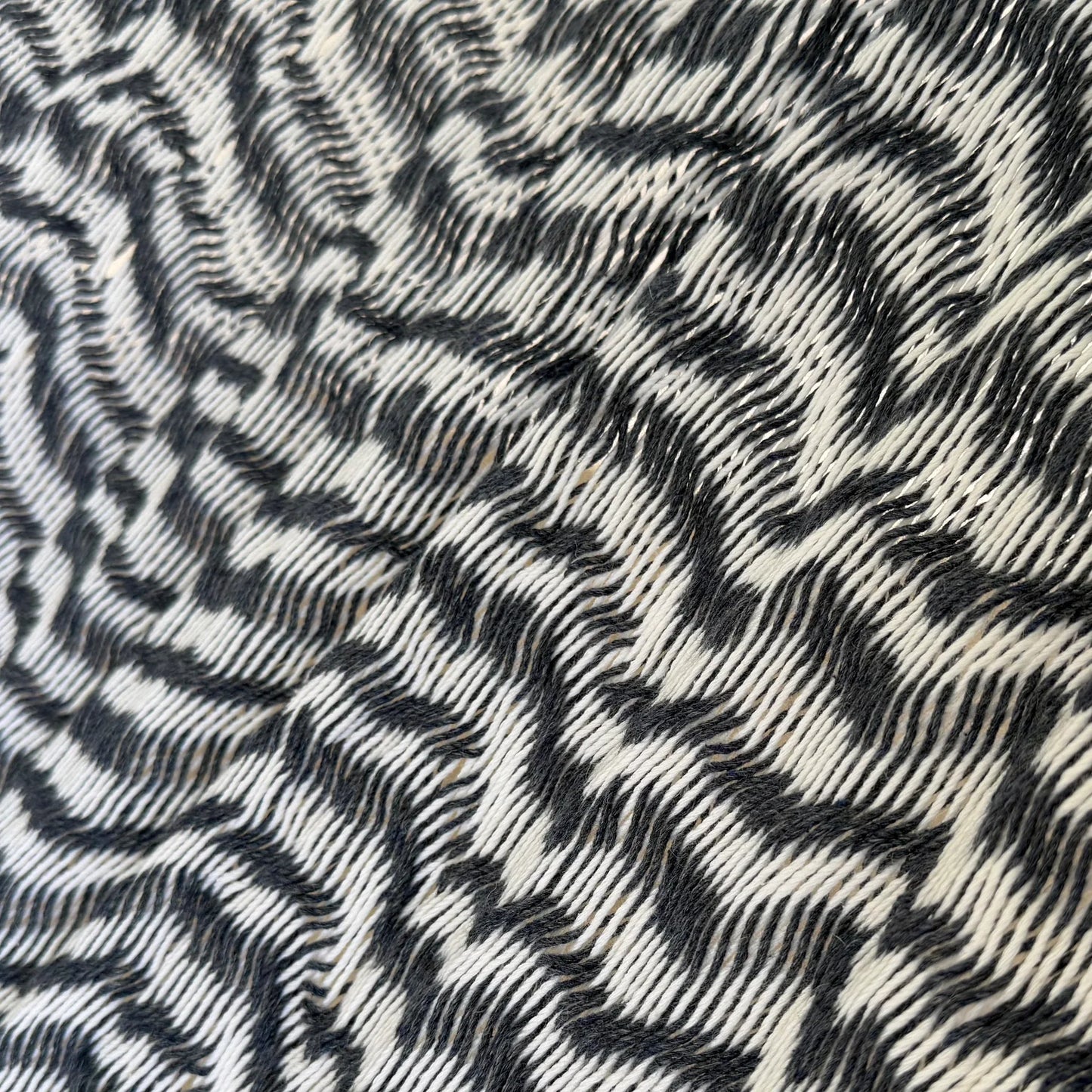 Detalle del tejido de algodón suave de la hamaca Yucateca artesanal modelo Azul Gris y Blanco