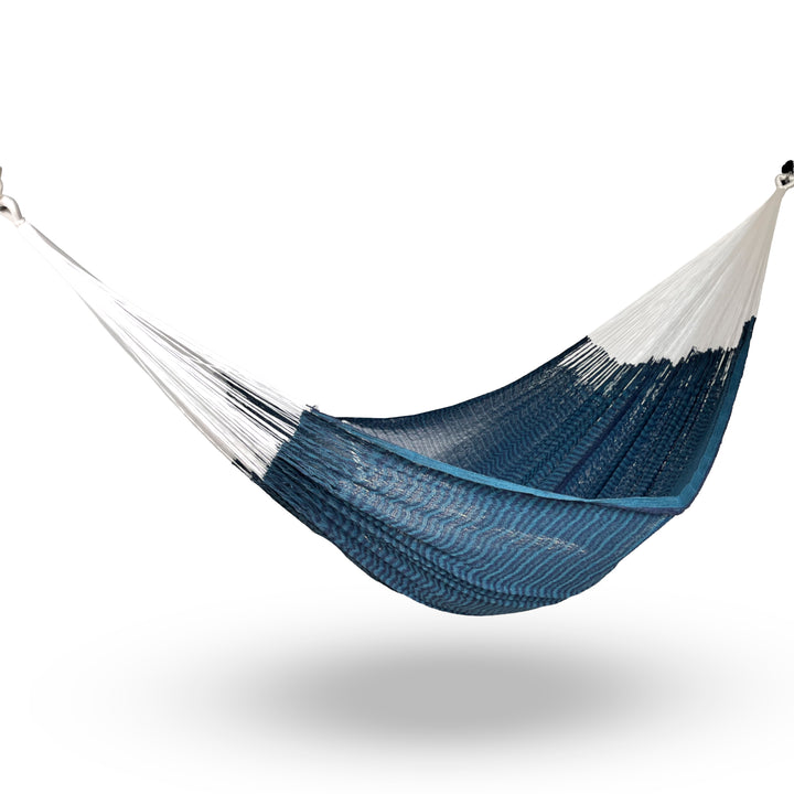 Hamaca Yucateca artesanal de algodón suave color azul marino colgada y abierta