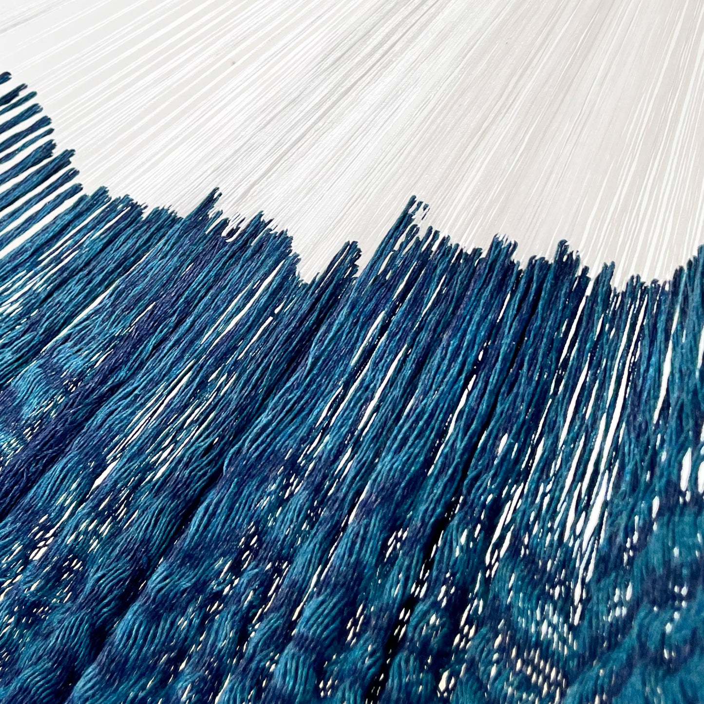 Unión entre cuerpo y brazo de hamaca Yucateca artesanal de algodón suave color azul marino