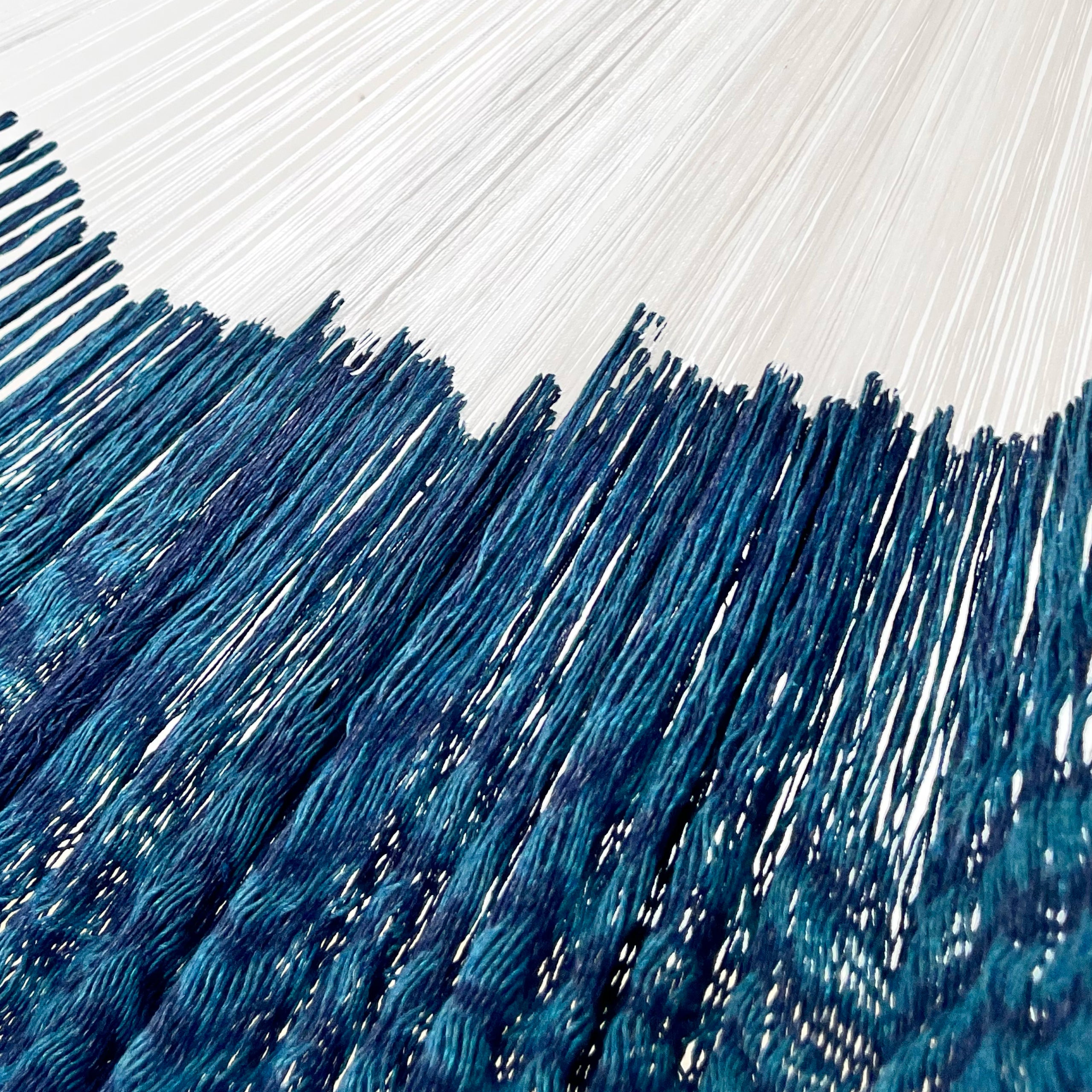 Unión entre cuerpo y brazo de hamaca Yucateca artesanal de algodón suave color azul marino