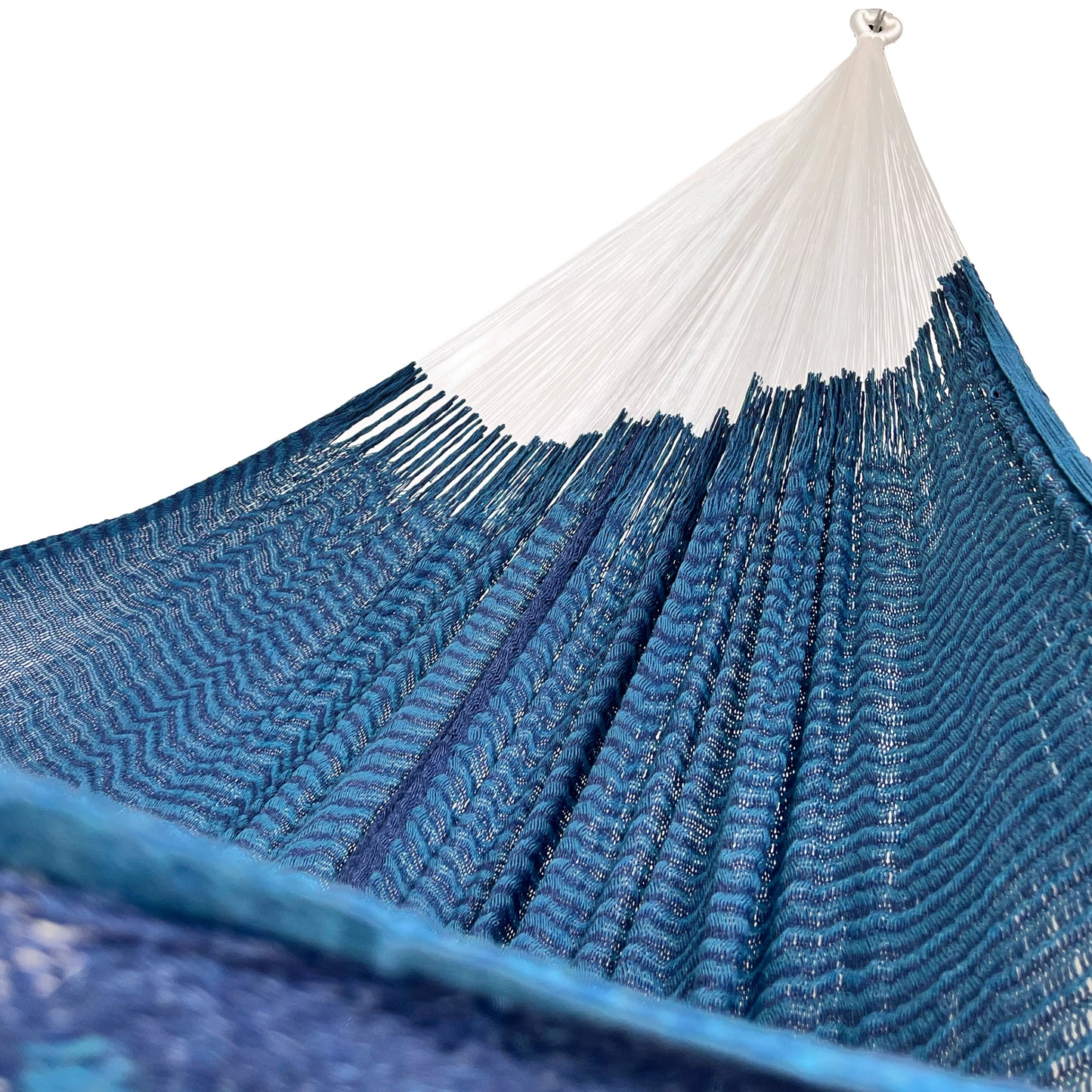 Interior mostrando brazo y tejido de hamaca Yucateca artesanal de algodón suave color azul marino