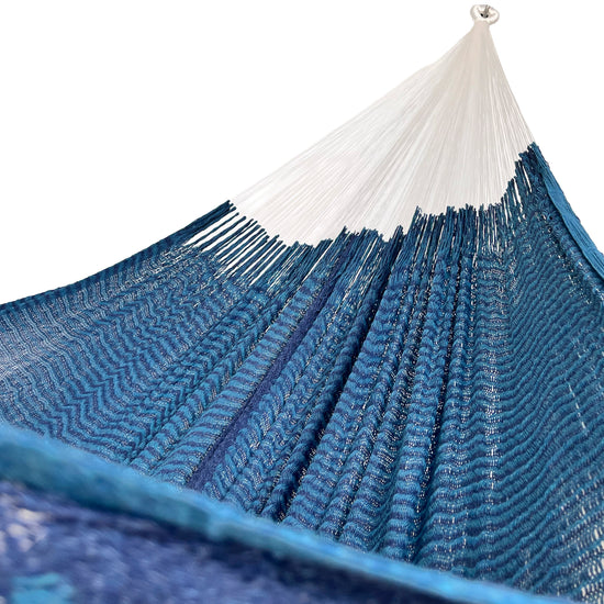 Interior mostrando brazo y tejido de hamaca Yucateca artesanal de algodón suave color azul marino