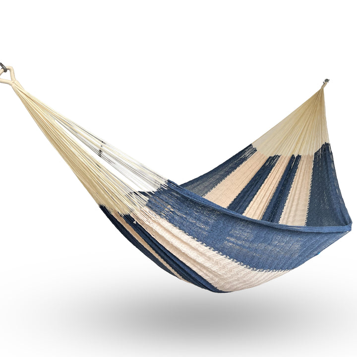 Hamaca Yucateca artesanal de algodón suave color azul marino y blanco colgada y abierta