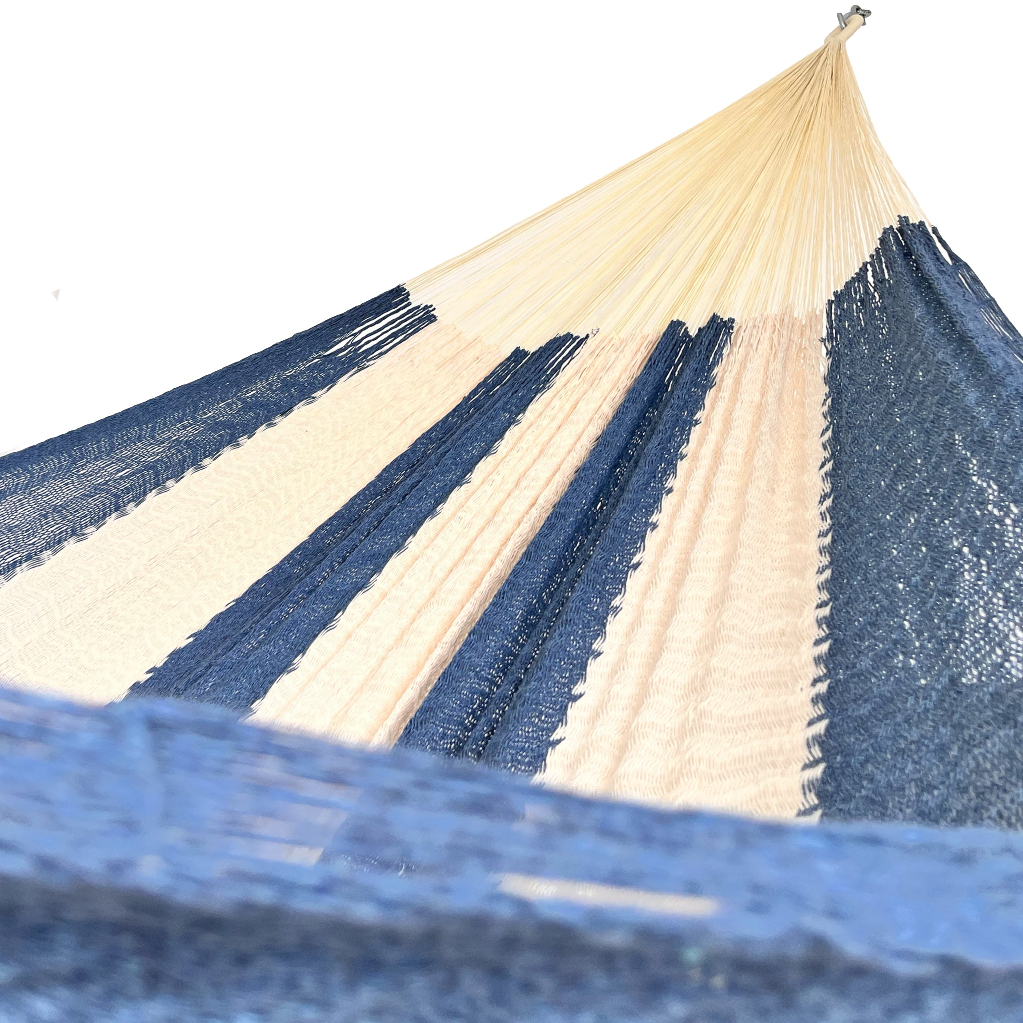 Interior mostrando brazo y tejido de hamaca Yucateca artesanal de algodón suave color azul marino y blanco