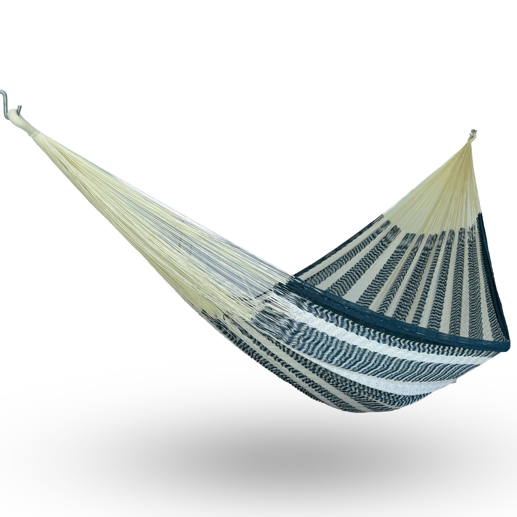 Hamaca Yucateca artesanal de algodón suave color azul petróleo y beige colgada y abierta