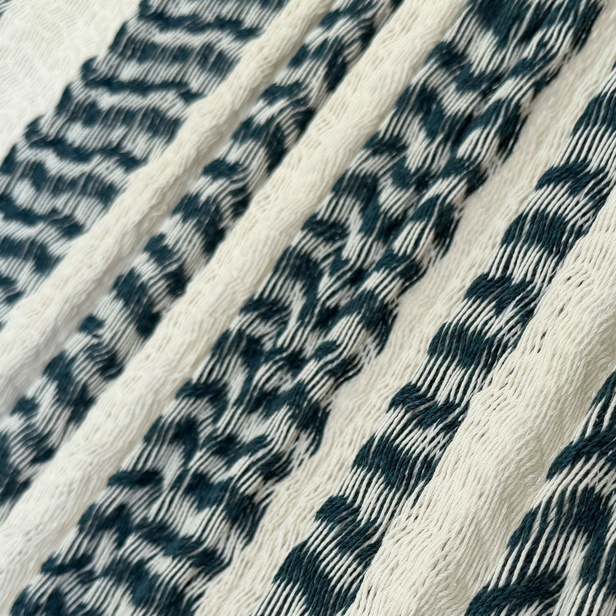Detalle del tejido de algodón suave de la hamaca Yucateca artesanal azul petróleo y beige