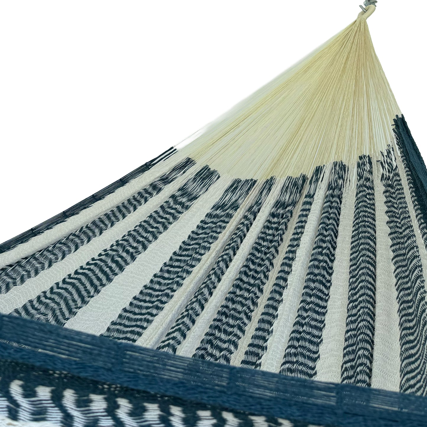 Interior mostrando brazo y tejido de hamaca Yucateca artesanal de algodón suave color azul petróleo y beige