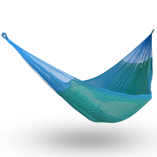 Hamaca Yucateca artesanal de algodón suave modelo Azul Verdoso colgada y abierta