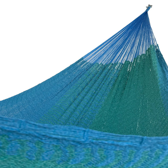 Interior de hamaca Yucateca artesanal de algodón suave modelo Azul Verdoso mostrando el tejido y el brazo