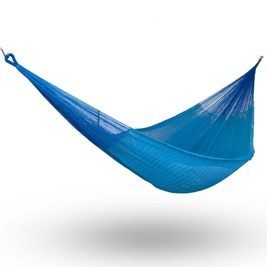 Hamaca Yucateca artesanal de algodón suave color azul colgada y abierta