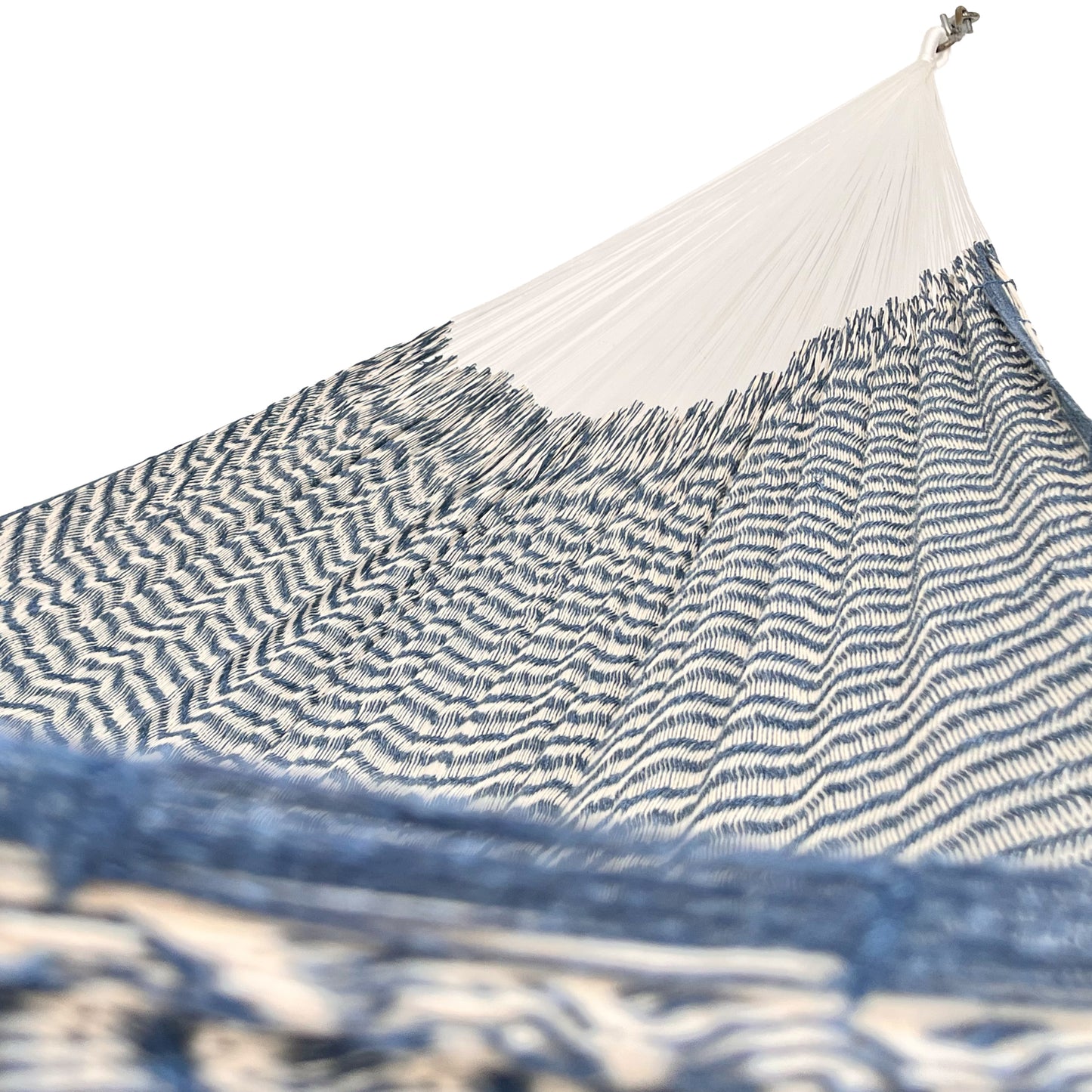 Interior mostrando brazo y tejido de hamaca Yucateca artesanal de algodón suave color azul y beige