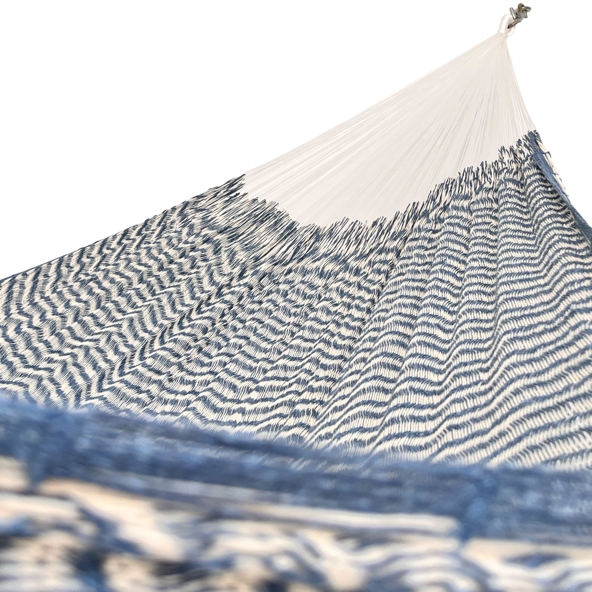 Interior mostrando brazo y tejido de hamaca Yucateca artesanal de algodón suave color azul y beige