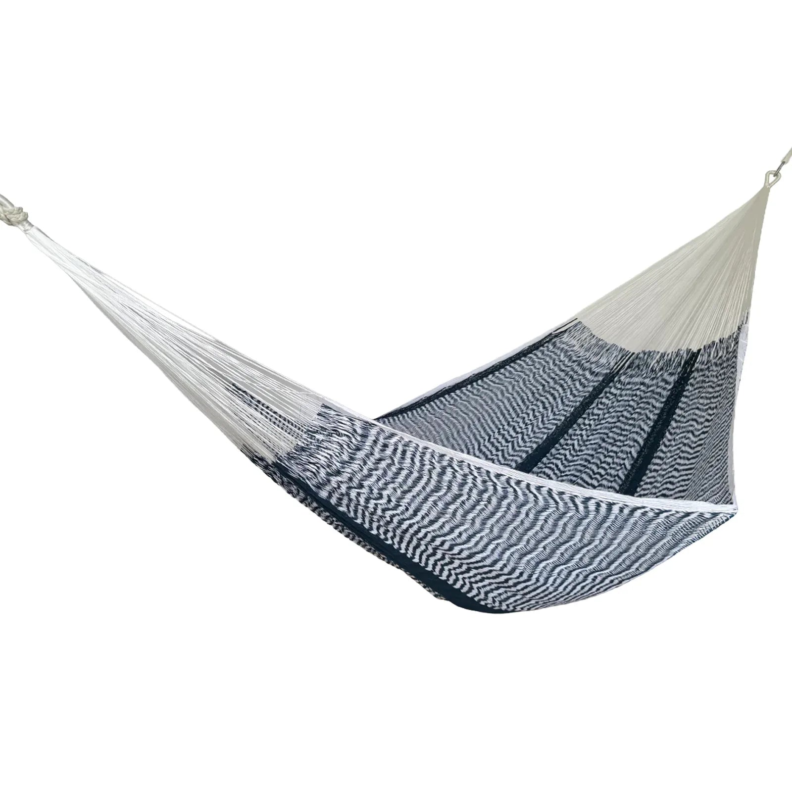 Hamaca Yucateca artesanal de algodón suave color azul y blanco colgada y abierta