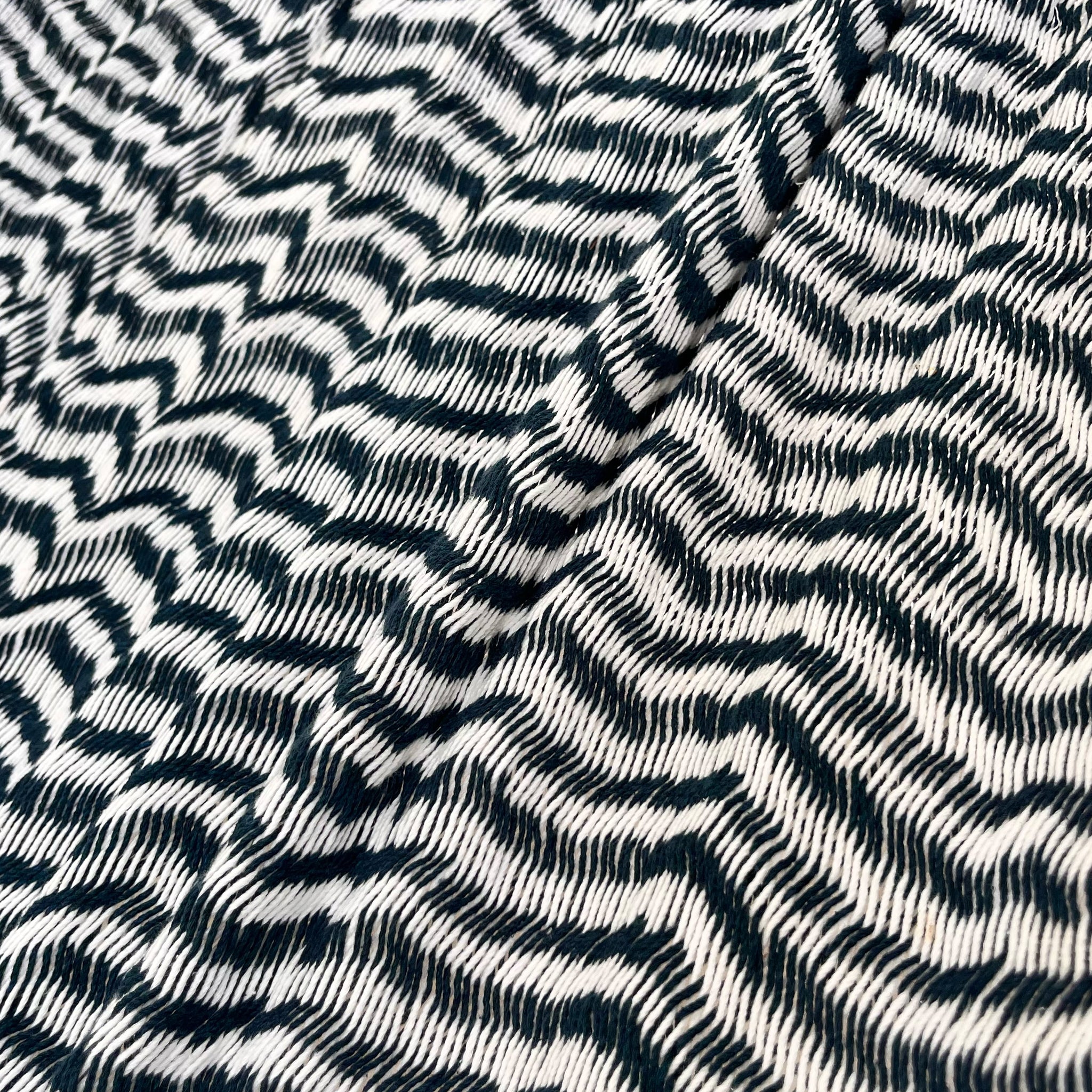 Detalle del tejido de algodón suave de la hamaca Yucateca artesanal azul y blanco