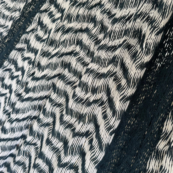 Detalle del tejido de algodón suave de la hamaca Yucateca artesanal azul y blanco