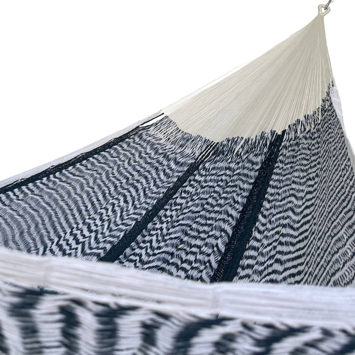 Interior de hamaca Yucateca artesanal de algodón suave color azul y blanco mostrando tejido y brazo