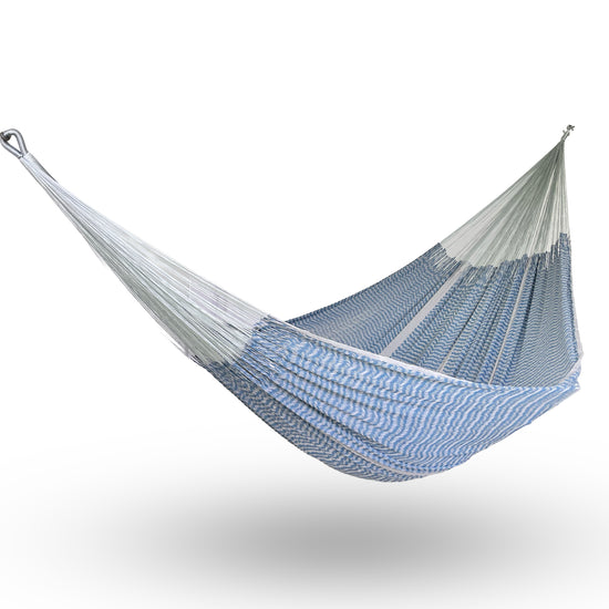 Hamaca Yucateca artesanal de algodón suave color azul y gris colgada y abierta