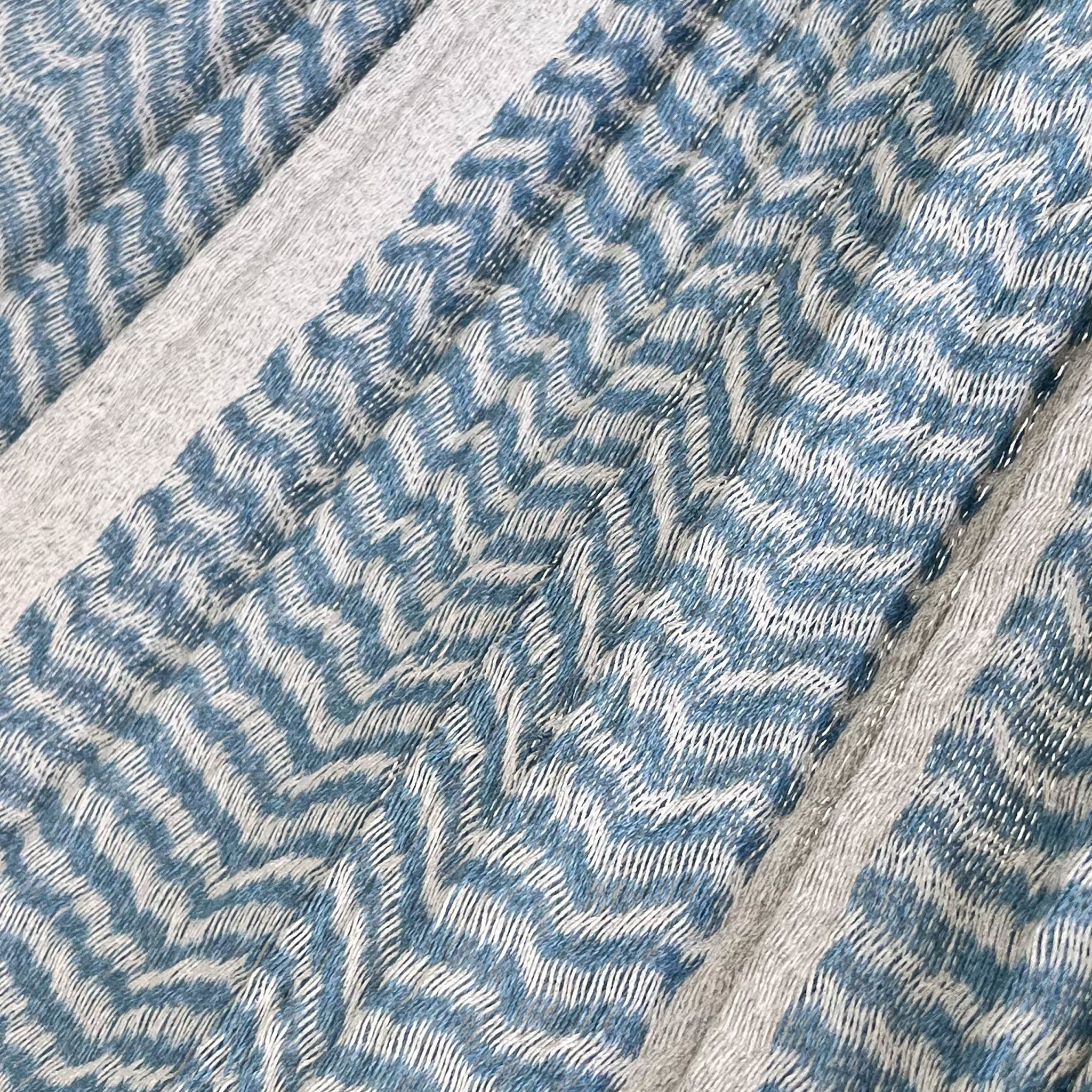 Detalle del tejido de algodón suave de la hamaca Yucateca artesanal azul y gris