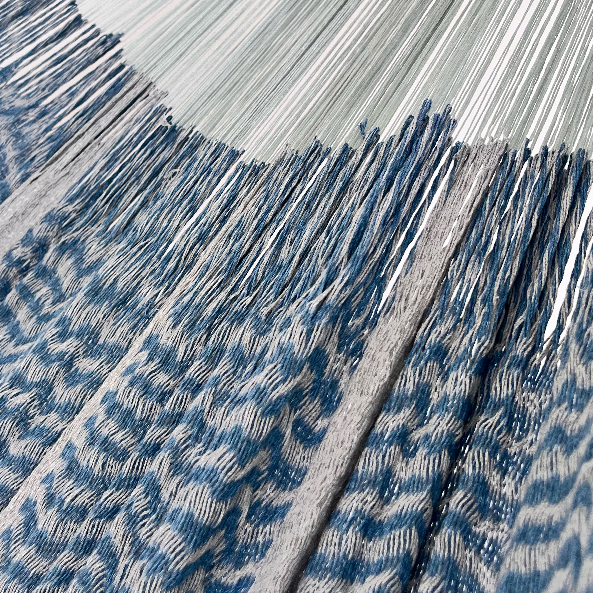 Unión entre cuerpo y brazo de hamaca Yucateca artesanal de algodón suave color azul y gris