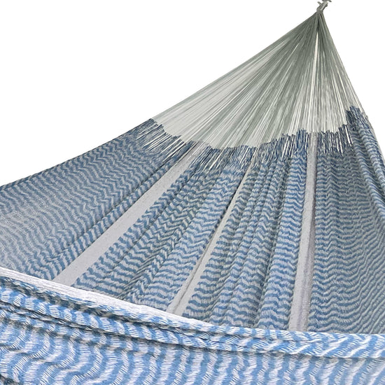 Interior mostrando brazo y tejido de hamaca Yucateca artesanal de algodón suave color azul y gris