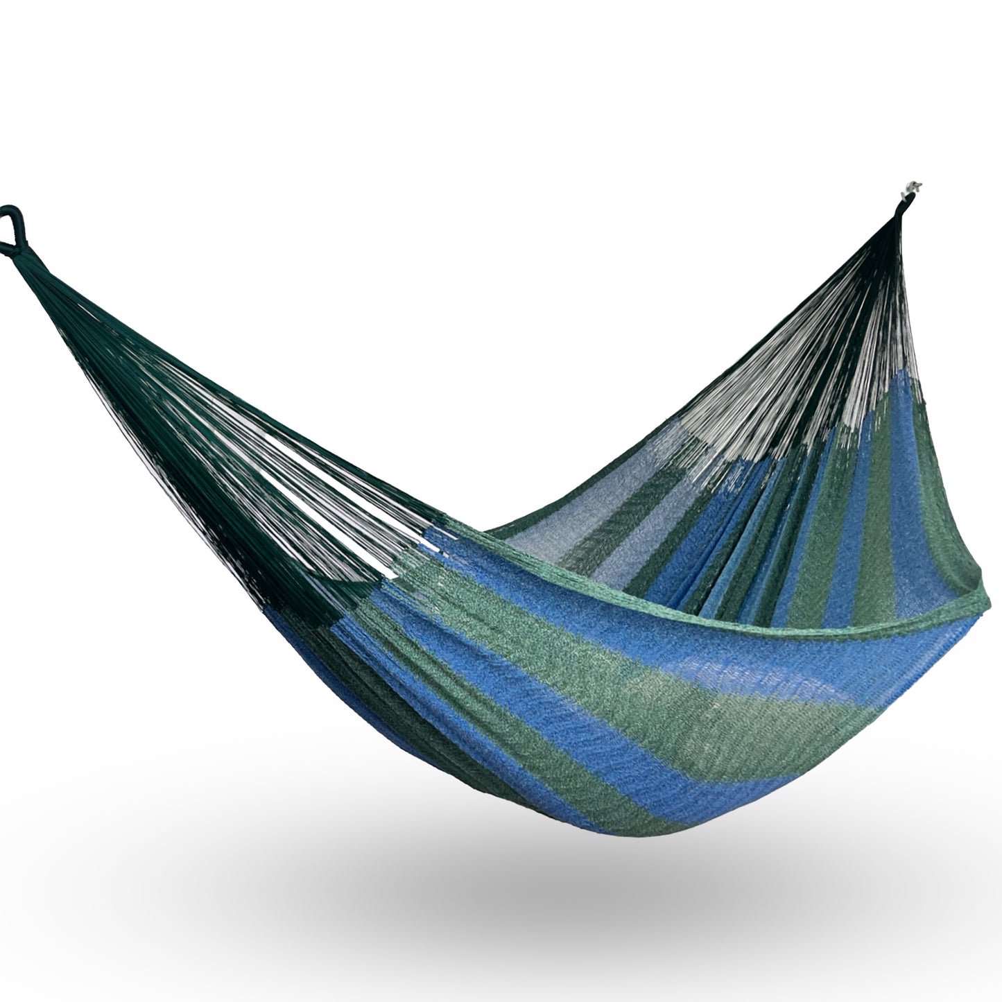 Hamaca Yucateca artesanal de algodón suave color azul y verde colgada y abierta