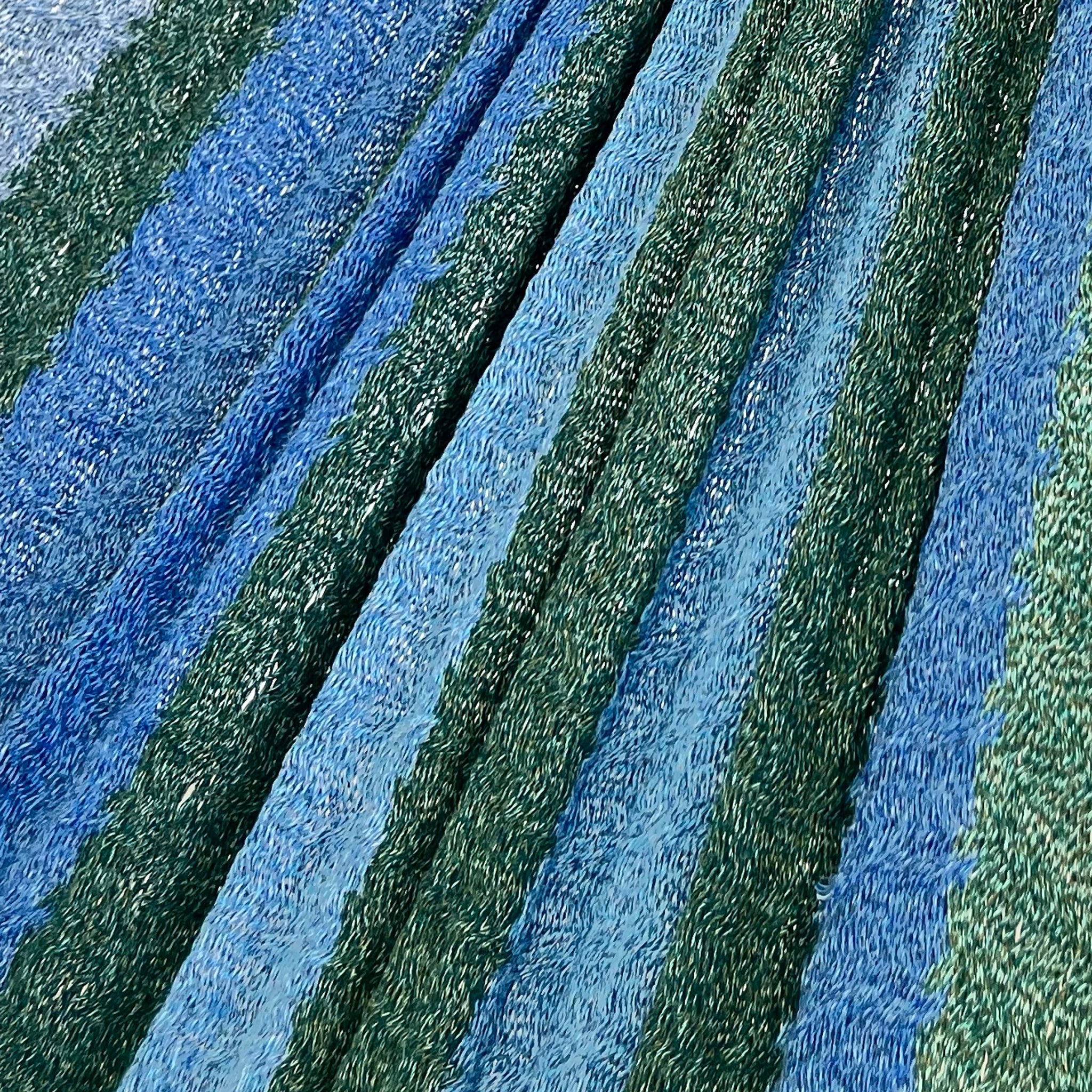 Detalle del tejido de algodón suave de la hamaca Yucateca artesanal azul y verde