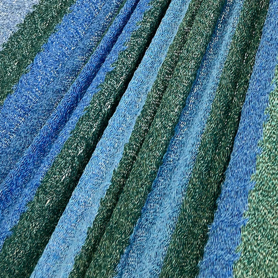 Detalle del tejido de algodón suave de la hamaca Yucateca artesanal azul y verde